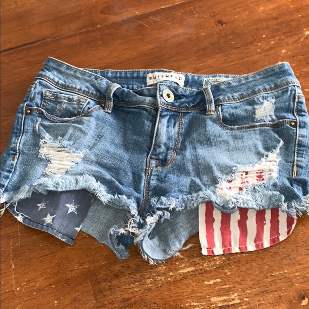 Bullhead frayed short shorts